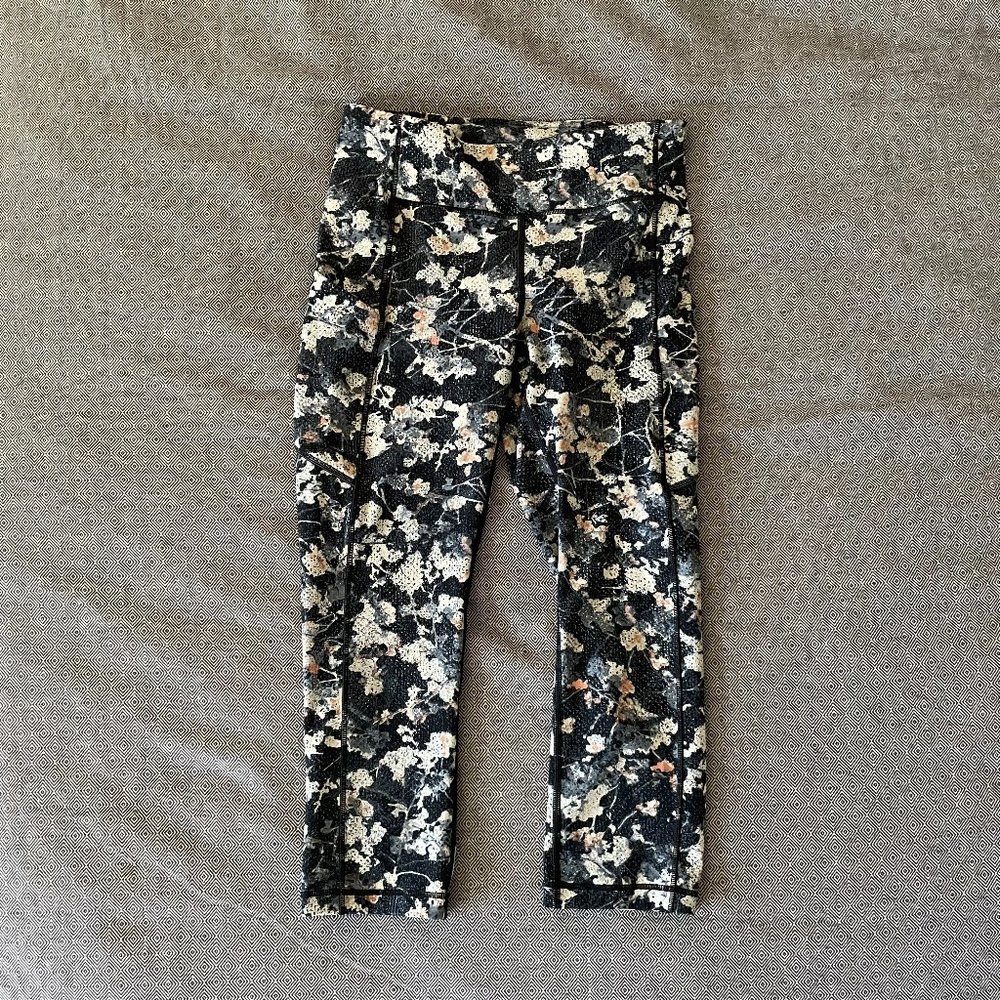 Lululemon Speed Up Crop 21" size 6